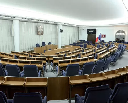 Senat rozstrzygnie los e-papierosów. Czy zakaz sprzedaży zatrzyma falę uzależnień wśród młodzieży?