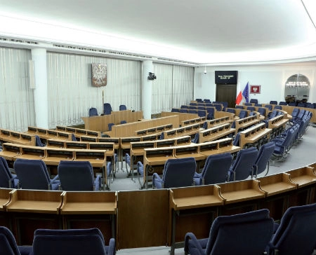 Senat rozstrzygnie los e-papierosów. Czy zakaz sprzedaży zatrzyma falę uzależnień wśród młodzieży?