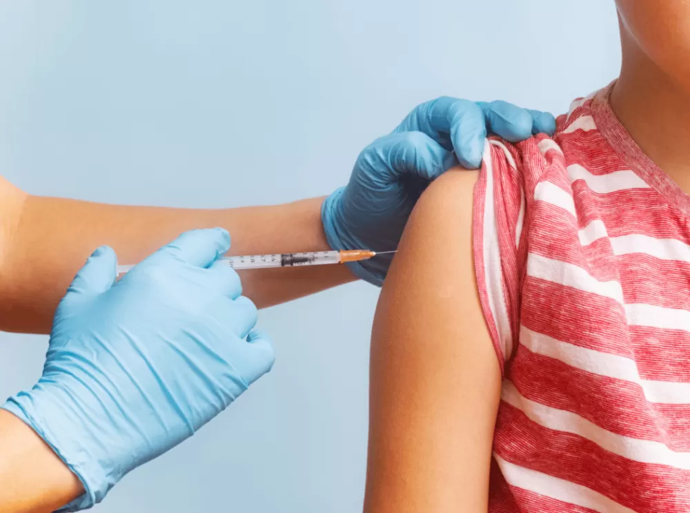 Szczepienia przeciwko HPV i meningokokom będą obowiązkowe dla wybranych grup dzieci i młodzieży – rząd zapowiada zmiany w kalendarzu szczepień