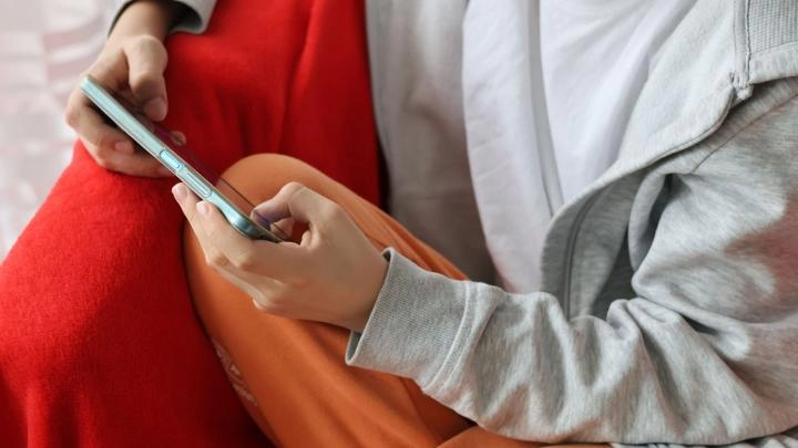 Ekspertka: FOMO - lęk, że będąc offline coś przeoczymy - to problem, z którym mierzymy się także w święta