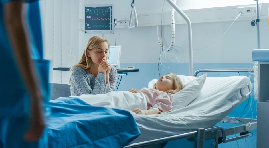 Rodzic z dzieckiem w szpitalu. 57 tys. podpisów pod petycją. Ministerstwo reaguje
