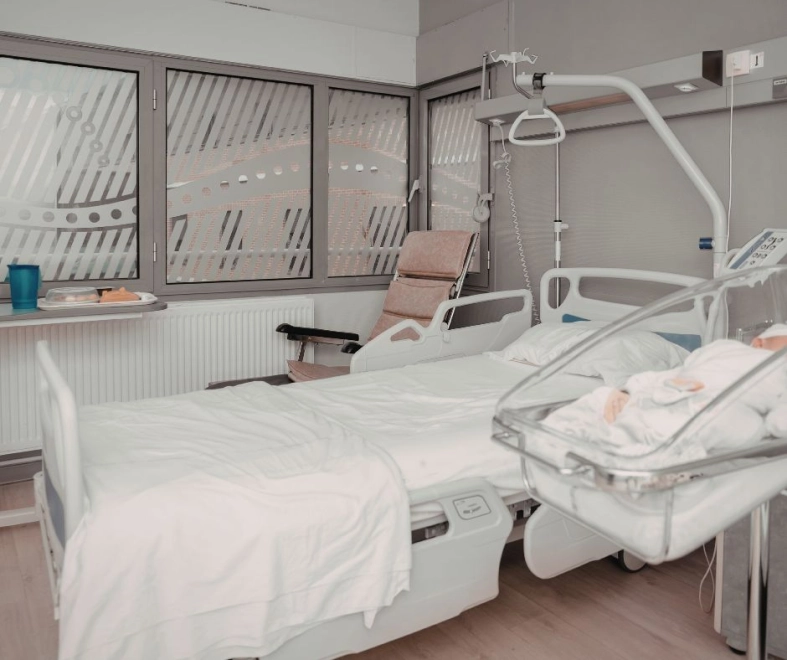 81 zamkniętych oddziałów od 2020 r. Żaden szpital nie wystąpił o utworzenie „izby porodowej”