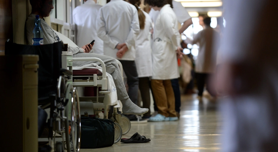 2 tys. zł za godzinę pracy lekarza. Ekspertka o paradoksie, który ratuje szpitale