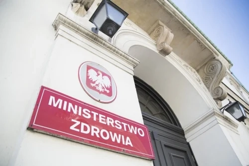 Limity płac i dwa etaty. Ministerstwo Zdrowia wyjaśnia, jak mają działać nowe przepisy